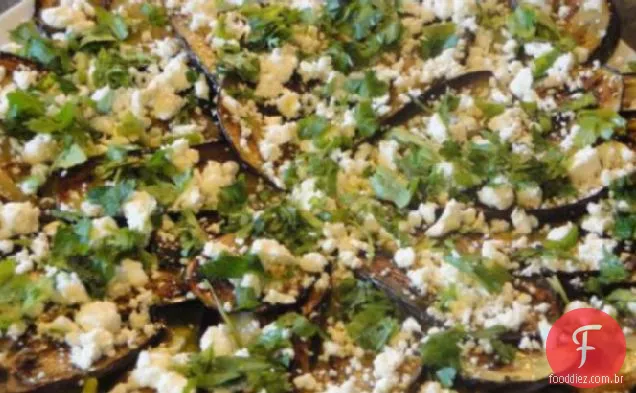 Berinjela marinada em grelha com queijo Feta e ervas