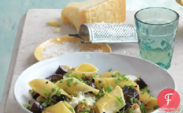 Pennoni com berinjela grelhada, hortelã e Burrata