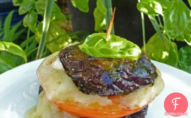 Sanduíches De Berinjela Com Queijo De Cabra, Tomate E Manjericão