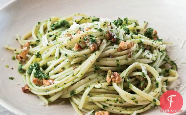 Linguine com brócolis Rabe-Pesto De Noz