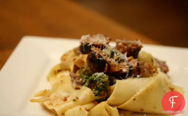 Macarrão com salsicha italiana picante, rabe de brócolis e seco ao sol