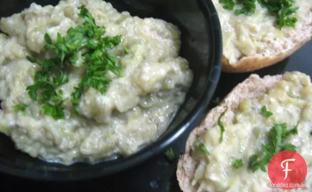 Beringela grelhada com feta e pacotes de hortelã