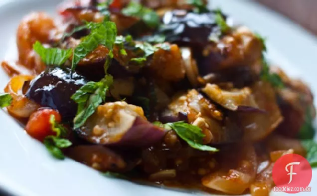 Berinjela carbonizada e tomate com Harissa e hortelã