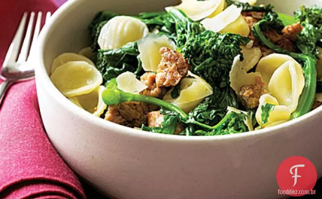 Orecchiette com salsicha e brócolis Rabe