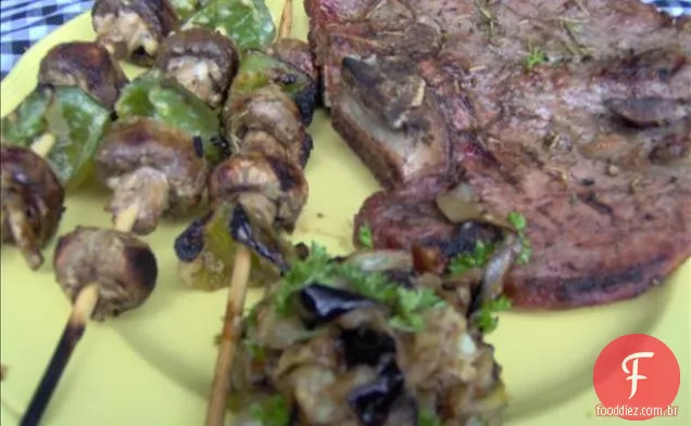 Rosemary-grelhado Nova York tira com Smoky berinjela sabor