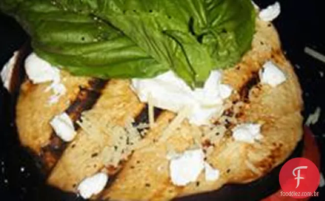 Berinjela grelhada, tomate e queijo de cabra