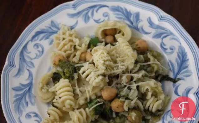 Macarrão Com Brócolis Rabe E Grão De Bico