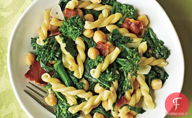 Gemelli com brócolis Rabe, Bacon e grão de bico