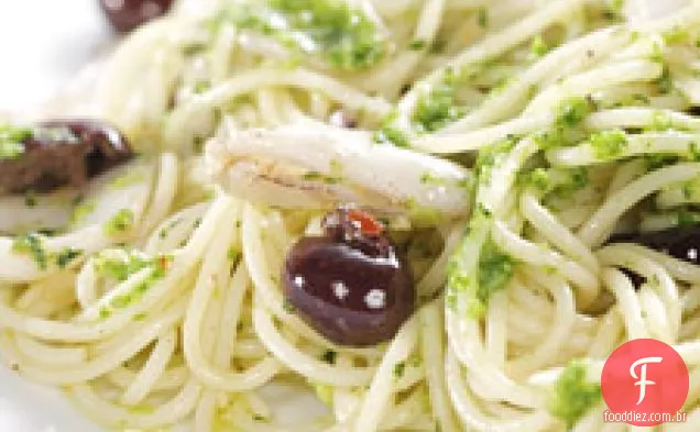 Spaghettini Com Brócolis Rabe Pesto, Calamari E Azeitonas Da Ligúria