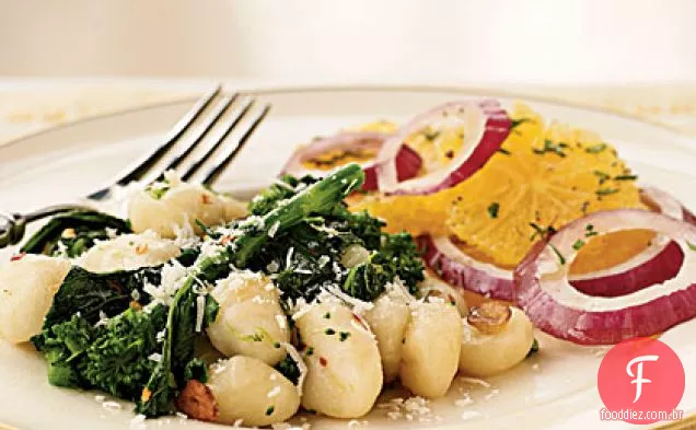Nhoque com brócolis Rabe, alho caramelizado e Parmesão