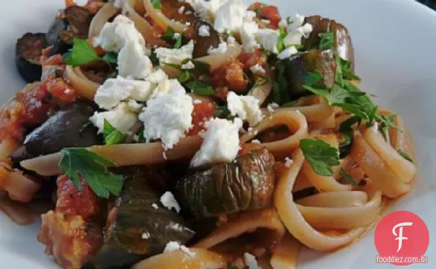 Berinjela assada e salsicha com Linguine