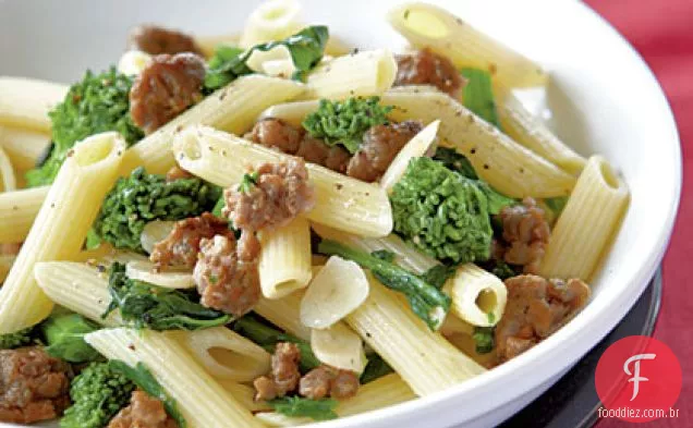 Penne com salsicha, alho e brócolis Rabe