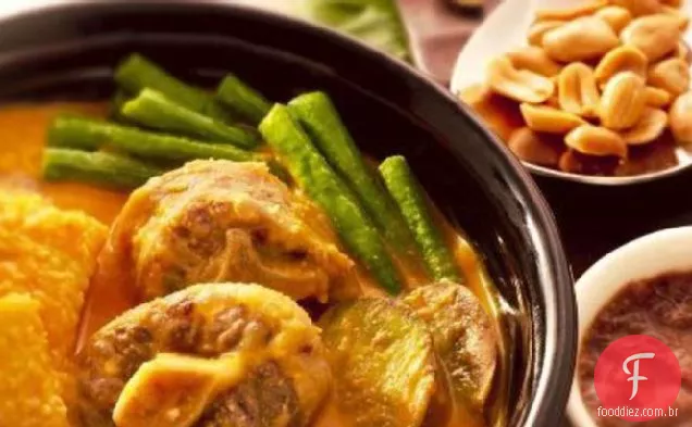 KARI-KARE (ensopado de carne e vegetais em molho de amendoim)