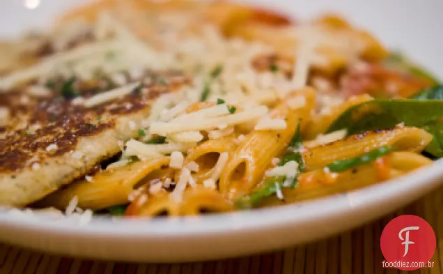 Frango sofisticado de Laura com macarrão em Parm cremoso de tomate