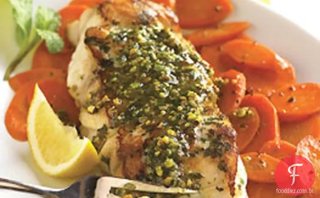 Robalo salteado com Pesto De Hortelã e cenoura temperada