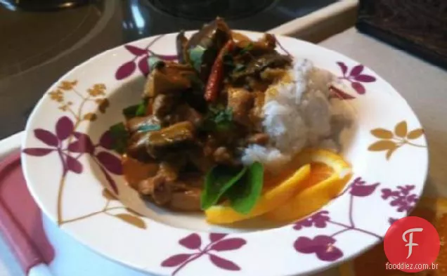 Frango com caril vermelho e berinjela (beringela)