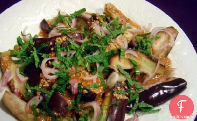 Salada de berinjela quente com gergelim e chalotas