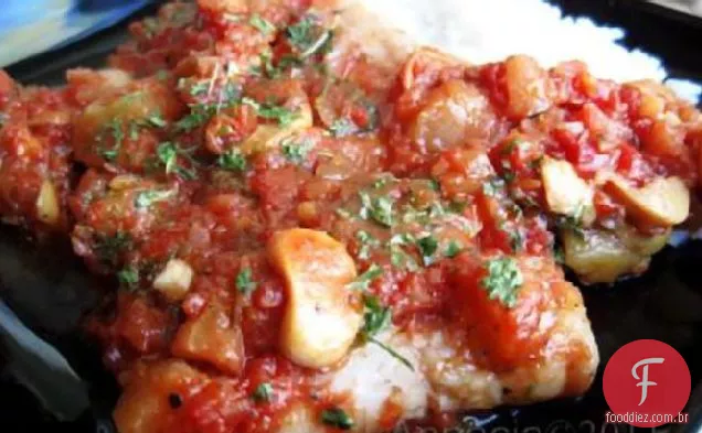 Peixe em molho à bolonhesa de berinjela