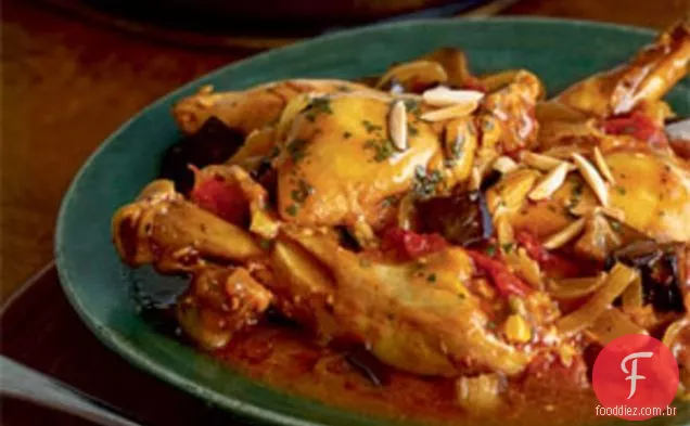 Frango marroquino com berinjela, tomate e amêndoas