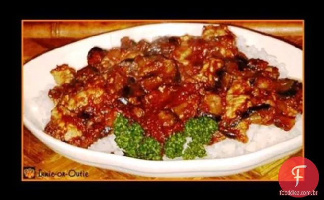 Berinjela refogada e carne de porco em molho de tomate com arroz