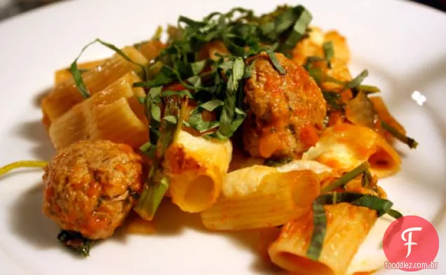 Jantar hoje à noite: Rigatoni assado com salsicha italiana e brócolis Rabe