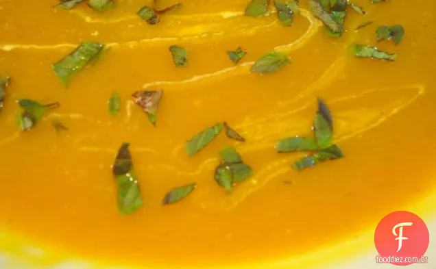 Sopa de abóbora com Curry e manjericão