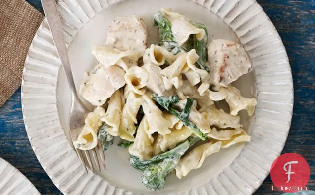 Macarrão de frango com brócolis Rabe