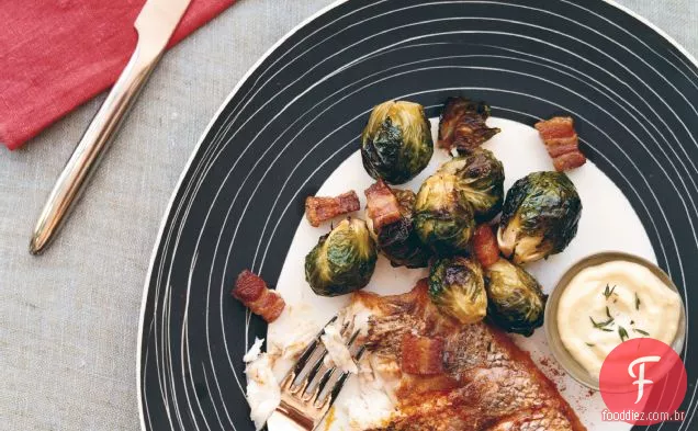 Baixo listrado com couve de Bruxelas caramelizada