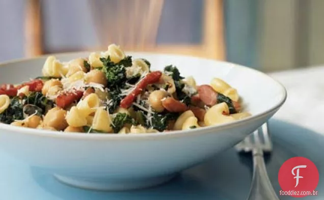 Gomiti com rabe de brócolis, grão de bico e Prosciutto