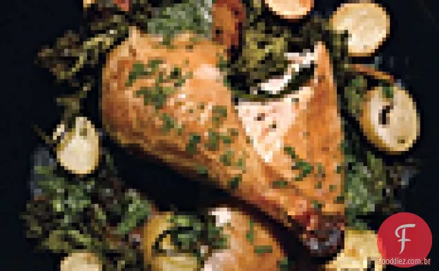 Frango assado com brócolis Rabe, batatas com dedos e alho-salsa Jus