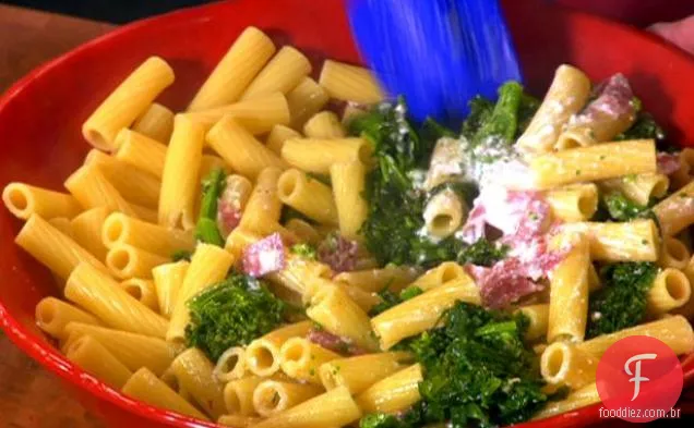 Rabe de brócolis e macarrão de salame