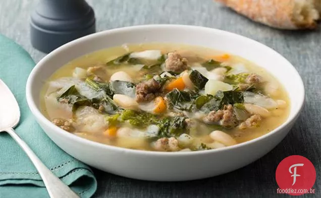 Sopa de rabe de salsicha, feijão e brócolis