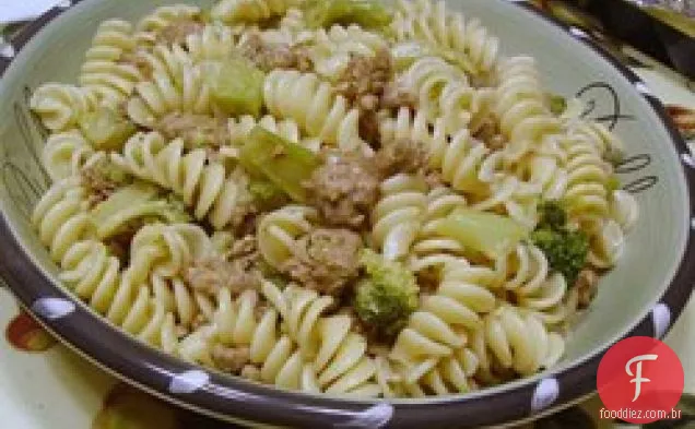 Salsicha Italiana Com Farfalle E Brócolis Rabe