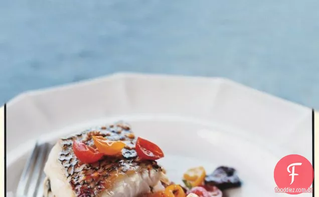 Robalo assado do Mar Negro com salada de tomate e azeitona