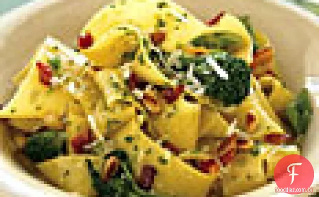 Pappardelle com Pancetta, rabe de brócolis e pinhões