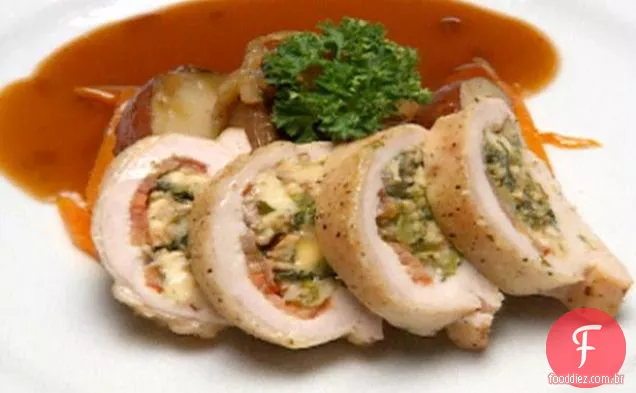 Frango recheado com Mussarela defumada, tomate assado e brócolis Rabe sobre batatas com molho Marsala