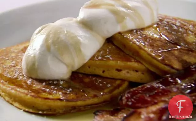 Panquecas de abóbora laranja com chantilly de baunilha, xarope de bordo de canela e Bacon cortado Grosso