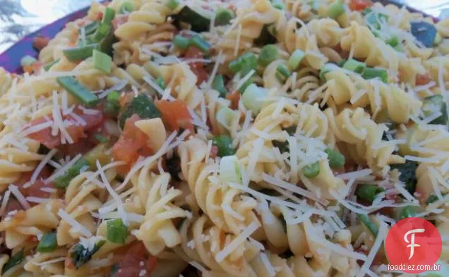 Macarrão de verão com ervas e vegetais