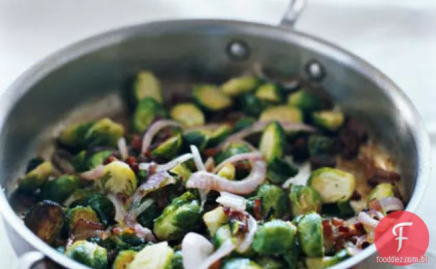 Couves de Bruxelas salteadas com Bacon e passas douradas