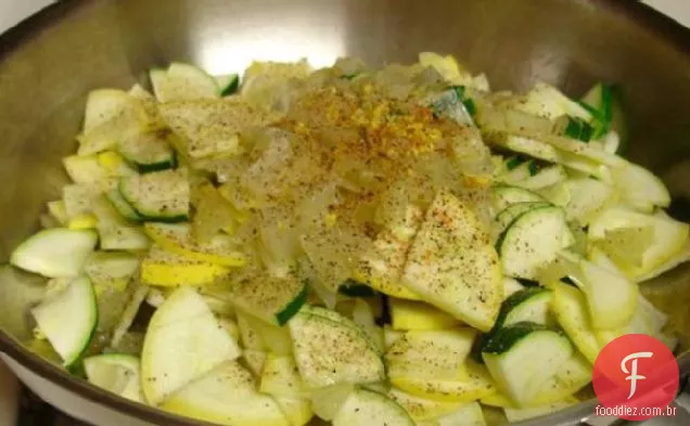 Abóbora de verão (verde e amarelo), alho, cebola, raspas de limão