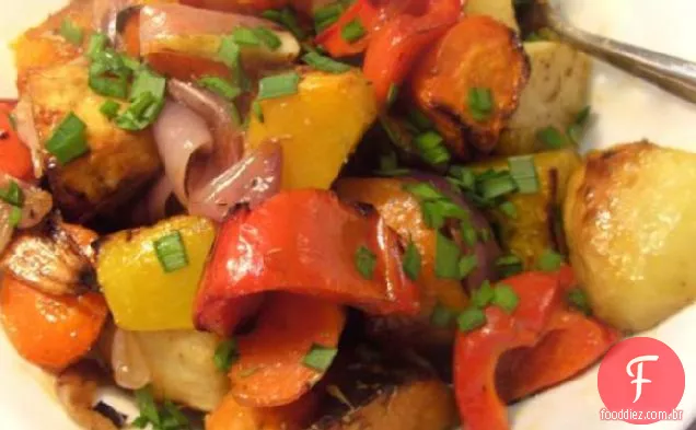 Vegetais De Raiz Torrados Com Molho Balsâmico De Bordo