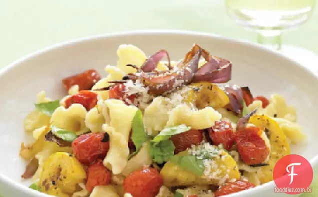 Macarrão Com Legumes Assados de Verão e manjericão