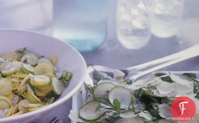 Salada de abóbora de verão com ervas e fresco Pecorino