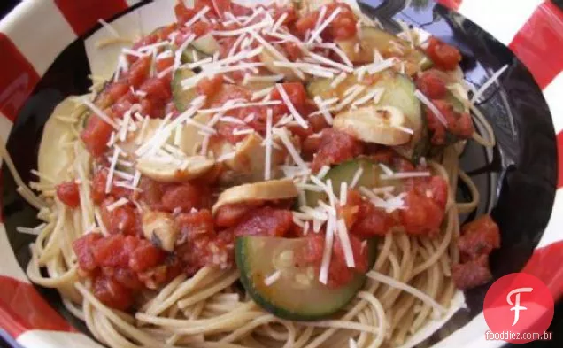 Espaguete Com Tomate, Pimenta, Cogumelo, Abobrinha E Alho