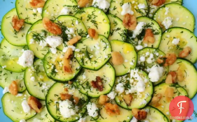 Abobrinha com queijo Feta, nozes e endro
