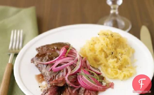 Bife de saia com cebola em conserva e abóbora espaguete