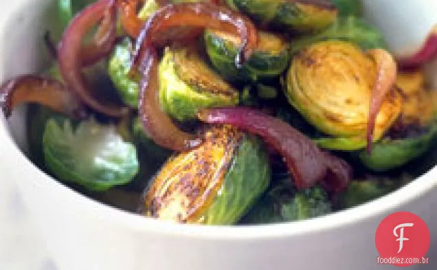 Couve de Bruxelas com cebola roxa vitrificada com vinagre