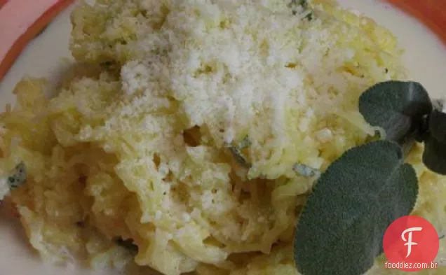 Abóbora De Espaguete Assada Com Baixo Teor De Carboidratos Com Creme De Sálvia De Alho