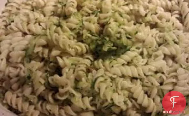 Macarrão com abobrinha e alho assado