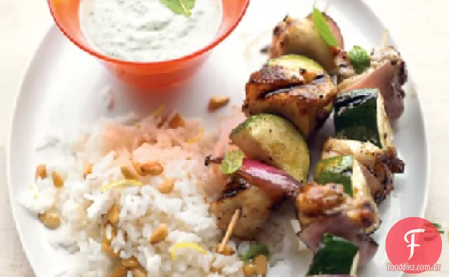 Kebabs de frango grego grelhado com molho de menta-Feta